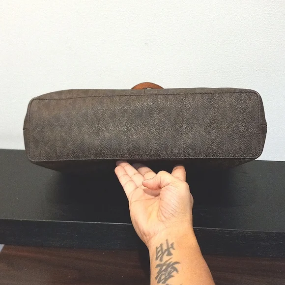 Michael Kors tote - Picture 7 of 12